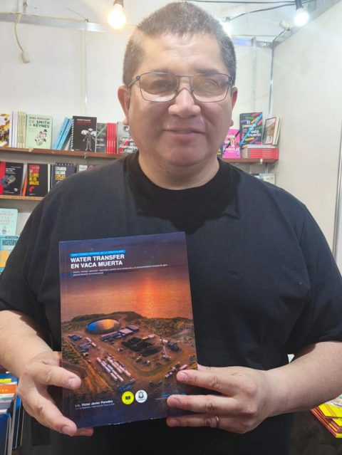 Lic. Víctor Javier Paredes con su libro Water Transfer en Vaca Muerta